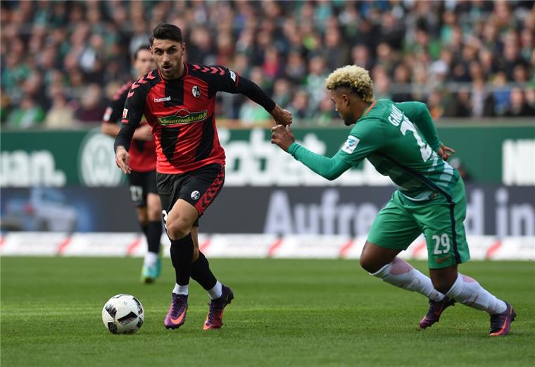 Das war kein guter Tag für Bremens Serge Gnabry (rechts):  Freiburgs Vincenzo Grifo war ihm einen Schritt voraus.