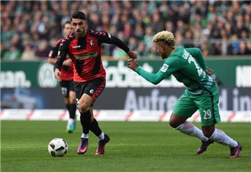 Das war kein guter Tag für Bremens Serge Gnabry (rechts):  Freiburgs Vincenzo Grifo war ihm einen Schritt voraus.