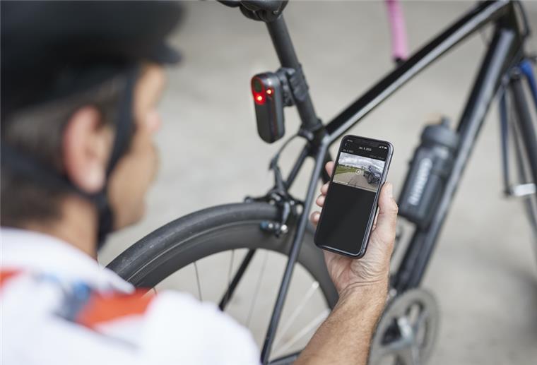 Das war knapp: Die Garmin Varia RCT716 zeichnet auf, wenn Fahrzeuge gefährlich nahe gekommen sind und dokumentiert wie eine Dashcam im Auto Unfälle. Die Sequenzen lassen sich auf dem Smartphone anschauen.