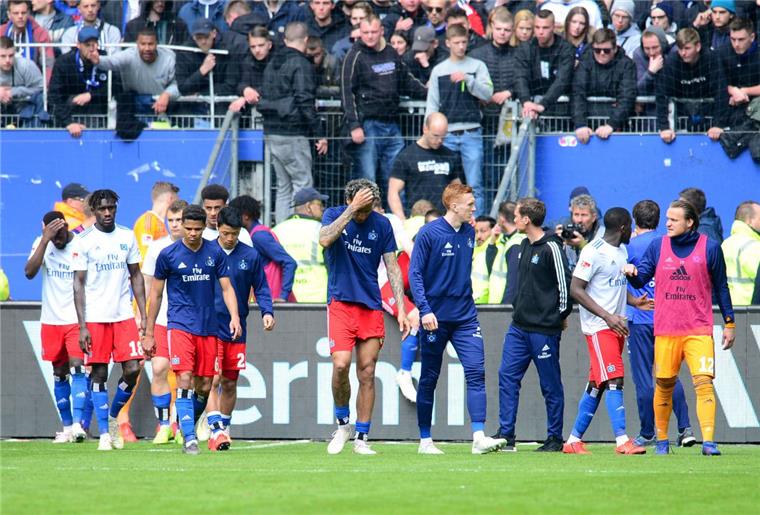 Das war nichts: Die Hamburger Spieler verlassen nach der Partie das Feld.