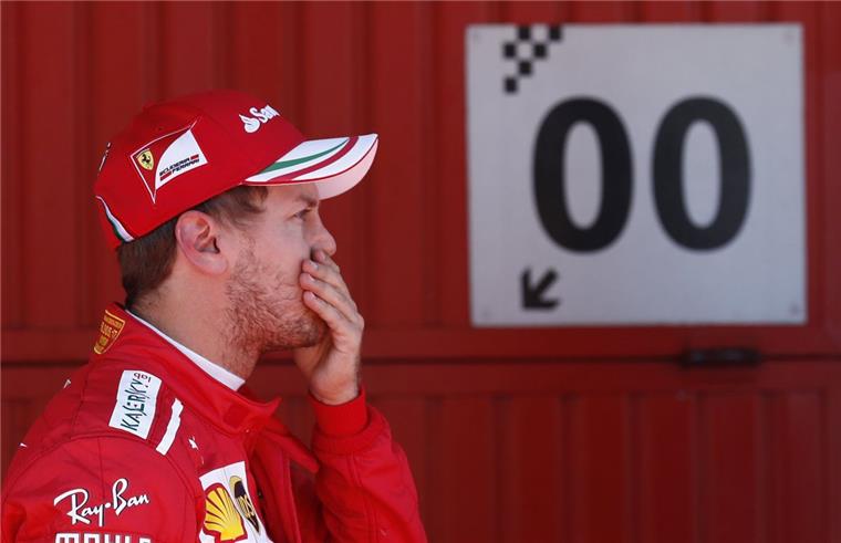 Formel 1: Vettel verspielt durch Verbremser die Pole Das war nichts: Sebastian Vettel vom Team Ferrari steht nach der Qualifikation im Fahrerlager.