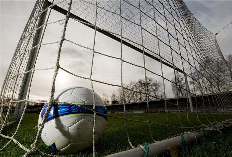 NFV beendet das Fußballjahr 2020 Das war‘s nun mit dem Amateurfußball in Niedersachsen für dieses Jahr. Nach dem Handball- und Volleyballverband hat sich nun auch der NFV entschieden, angesichts der weiterhin kritischen Coronalage den Spielbetrieb bis zum Jahresende einzustellen.