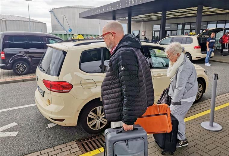 Bremerhaven: Kreuzfahrt-Passagiere klagen über zu wenige Taxis Das Warten hat endlich ein Ende: Eineinhalb Stunden mussten Matthias und Monika Brömmelhaus aus Konstanz am Bodensee am Kreuzfahrtterminal auf ihr Taxi warten.