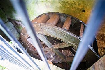 Das Wasser aus der Lune wird von einer Schneckentrogpumpe in den Bach gehoben. So ist es möglich, das alte Eichenrad der Wassermühle wieder mit Wasserkraft zu betreiben.