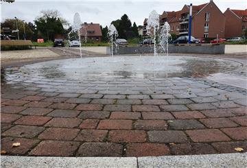 Brunnen und Pflastersteine.
