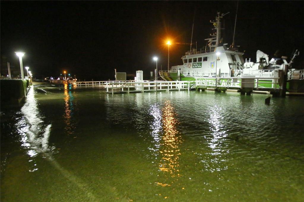 Das Wasser der Ostsee überflutete die Strandpromenade von Travemünde (Schleswig-...