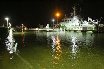 Das Wasser der Ostsee überflutete die Strandpromenade von Travemünde (Schleswig-...