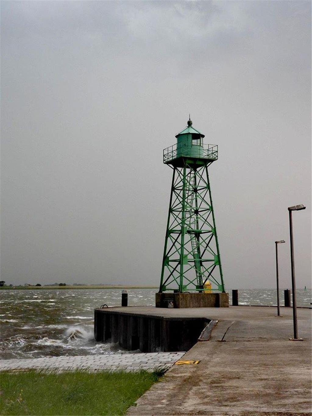 Das Wasser ist wild am grünen Molenfeuer. Foto: ardnas_relchip
