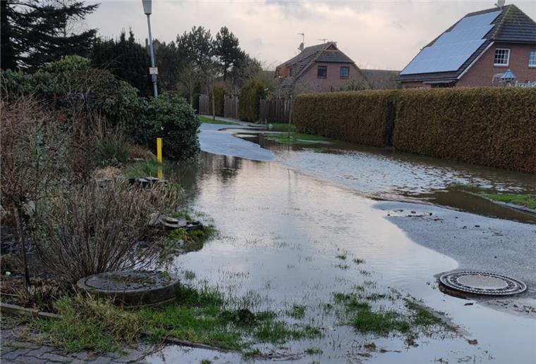 Starke Regenfälle: Land unter in Schwei Das Wasser war von den Ländereien bis in den Ort Schwei gelaufen, überflutete Straßen und drohte, in die Häuser einzudringen.