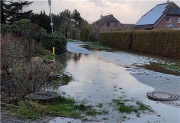 Das Wasser war von den Ländereien bis in den Ort Schwei gelaufen, überflutete Straßen und drohte, in die Häuser einzudringen.