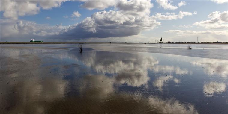 Das Wattenmeer ist Weltnaturerbe. Greenpeace protestiert dagegen, das der Ölkonzern Dea hier nach Ölvorkommen bohren will.