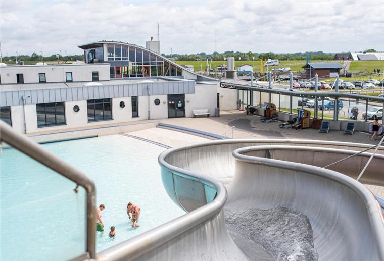 Das Watt’n Bad in Dorum-Neufeld soll ab 2024 erst am 15. Mai für Freibad-Fans eröffnen.