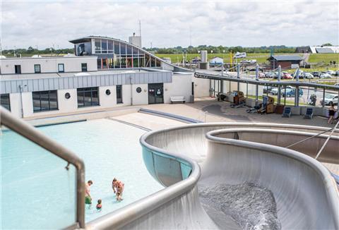 Das Watt’n Bad in Dorum-Neufeld soll ab 2024 erst am 15. Mai für Freibad-Fans eröffnen.