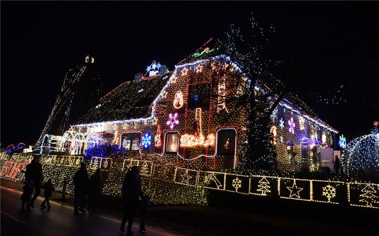 Das ist wohl das größte Weihnachtshaus Deutschlands Das Weihnachtshaus in Calle zieht viele Besucher an. Es steht direkt an einer Landstraße bei Bruchhhausen-Vilsen an.