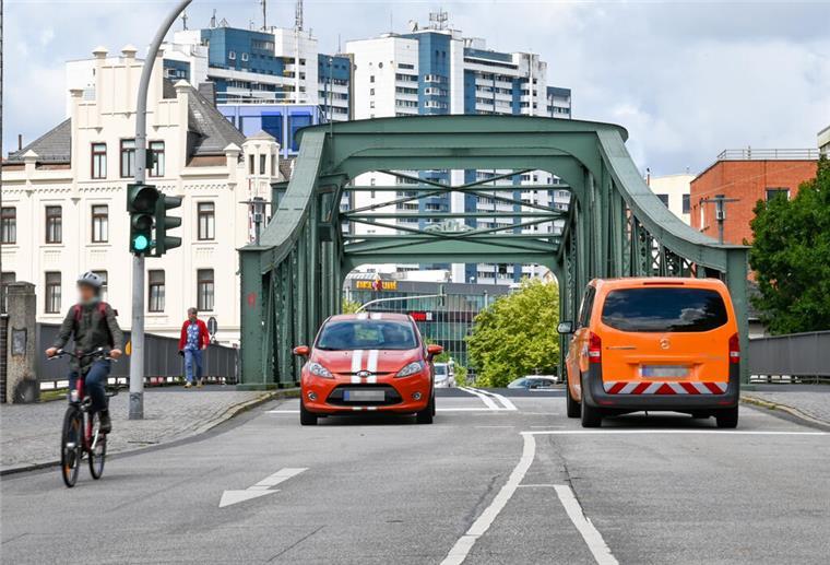 Autos auf der Alten Geestebrücke.