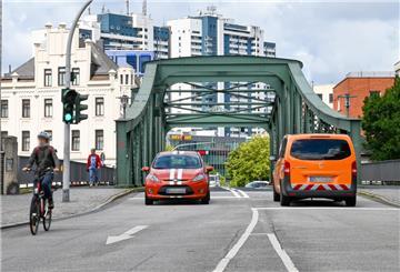 Autos auf der Alten Geestebrücke.
