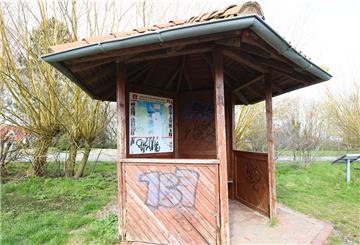 Das Wetterhäuschen und die darin angebrachte Informationstafel sind verunstaltet worden - eine Wand wurde eingetreten.
