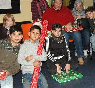 Das "Wichteln" beim "Café international" im Jugendzentrum in Zeven bereitete jungen Besuchern viel Freude. 