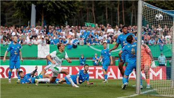 Das wichtige Tor zum 1:0: Mathias Olesen (4.v.l.) trifft für Fürth.