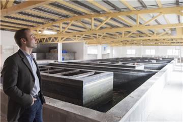 „Das wird ein hartes Stück Arbeit“, sagt Sebastian Roux beim Anblick der Fischbecken aus Stahlbeton. Erschüttern kann den IT-Unternehmer das aber nicht. Weil das Dach fast neu und eine Photovoltaikanlage vorhanden ist, hält er die Umnutzung für ökologisch sinnvoller als einen Neubau.