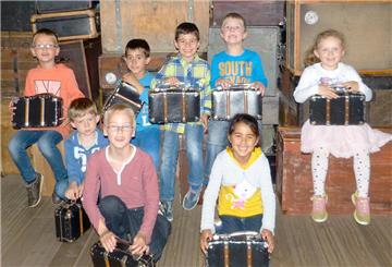 Kinder mit Koffern im Auswandererhaus