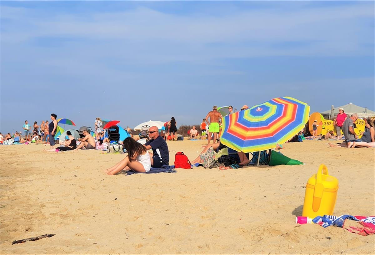 Corona-Regeln: Kontrollen in Cuxhaven durchgeführt Das Wochenende am Strand in Cuxhaven war heiß und voll. Trotzdem haben die Menschen in Duhnen überwiegend darauf geachtet, die Abstandsregeln einzuhalten.