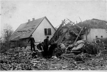 Das Wohnhaus der Familie Ehler (Vordergrund) an der Mühlenstraße 40 in Nordholz wird am 10. Januar 1942 bei einem Bombenangriff zerstört.