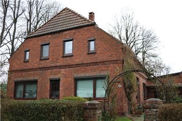 Das Wohnhaus des Hofes Linnemann in der Schiffdorfer Tegelstraße ist im Jahr 1904 errichtet worden. Bis auf das Dach hat es sich bis heute kaum verändert. 