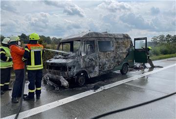Das Wohnmobil brannte völlig aus. Menschen kamen nicht zu Schaden.