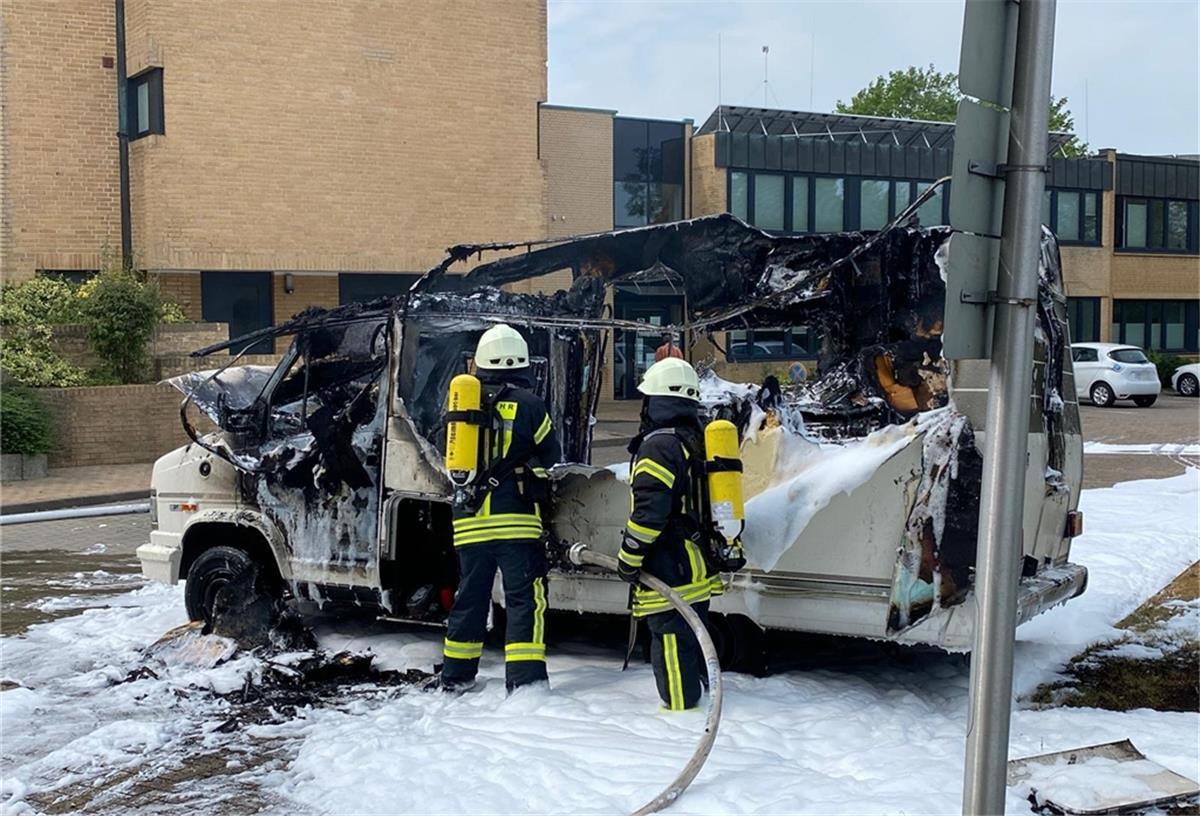 Das Wohnmobil wurde komplett von dem Feuer zerstört.