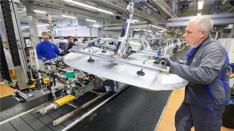 VW-Mitarbeiter erhalten Prämie noch einmal ungekürzt Das Wolfsburger Stammwerk ist mit rund 60.000 Mitarbeiter der mit Abstand größte Standort des Konzerns.