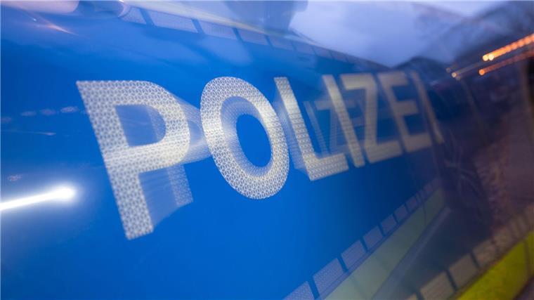 Das Wort Polizei ist auf der Karosserie eines Polizeifahrzeugs zu sehen.