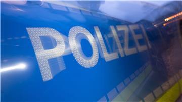 Das Wort Polizei ist auf der Karosserie eines Polizeifahrzeugs zu sehen.