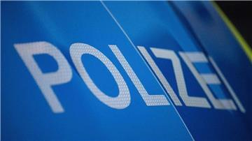Das Wort Polizei ist auf der Karosserie eines Polizeifahrzeugs zu sehen.