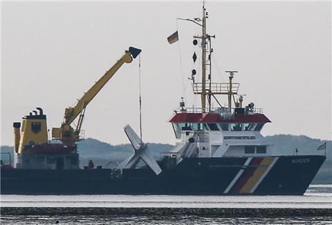 Das Wrack einer verunglückten Cessna hängt am Kran an Bord des Tonnenlegers „Norden“ nahe der Absturzstelle im Wattenmeer vor der Insel Norderney.