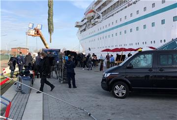 Das ZDF filmt fürs „Traumschiff“ im Kaiserhafen vor der „Amadea“.