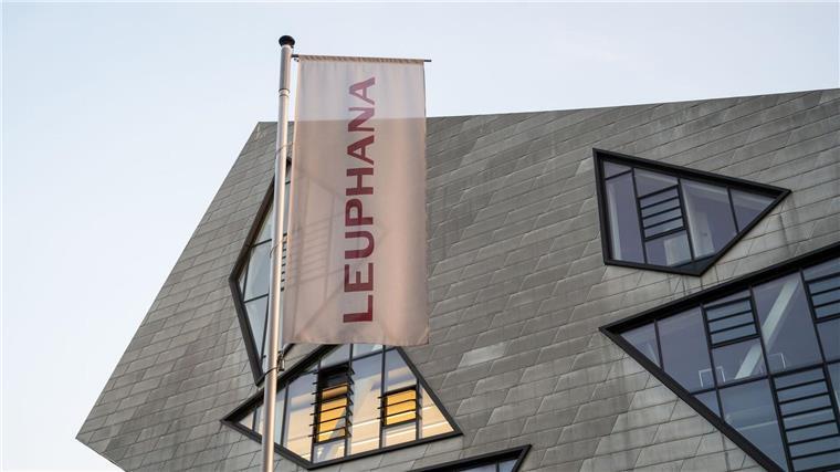 Land fördert Lüneburger Projekt gegen Familiengewalt Das Zentralgebäude der Leuphana Universität Lüneburg.