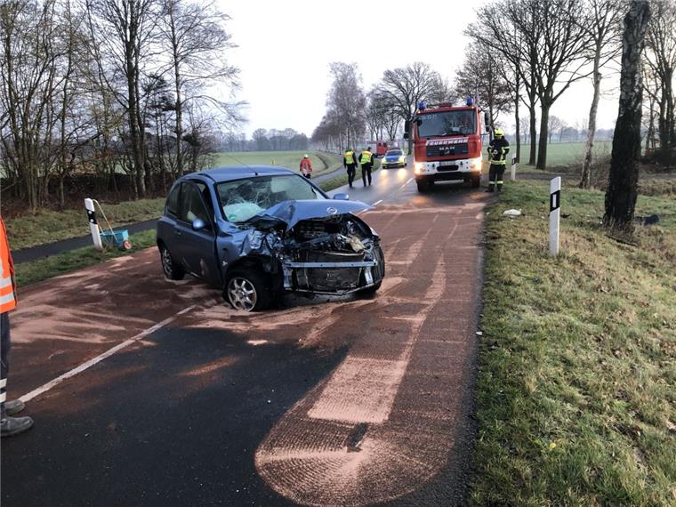 Glatteis: Junge Frau fährt bei Bothel mit Auto gegen Baum Das zerstörte Fahrzeug: Extremes Glatteis führte zu dem Unfall.