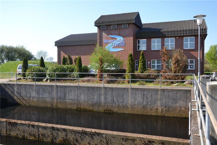 Wasserwerk in Zeven besteht seit genau 65 Jahren Das Zevener Wasserwerk wurde im Jahr 1954 gegründet und über die Jahre erweitert. Es ist im Besitz der Samtgemeinde Zeven, die Geschäftsleitung wird von den Stadtwerken Zeven wahrgenommen.