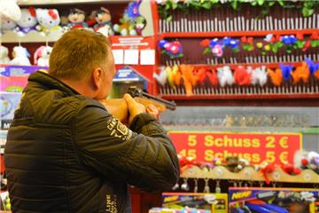 Das Ziel fest im Visier: Thorsten Pohlmann legt an und trifft. Foto: Scheiter