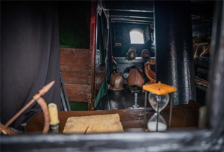 So sehen die beeindruckendsten Schiffe der Maritimen Tage unter Deck aus Das Zimmer des Kapitäns auf der „Nao Victoria“ sieht aus, als würde es tatsächlich aus dem 16. Jahrhundert stammen.