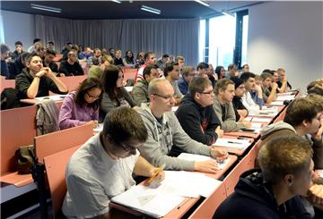 Das Zulassungsverfahren bei der Hochschule Bremerhaven startet am 1. Juni. So wie auf diesem Archivfoto wird es in Corona-Zeiten in den Hörsälen aber nicht aussehen.
