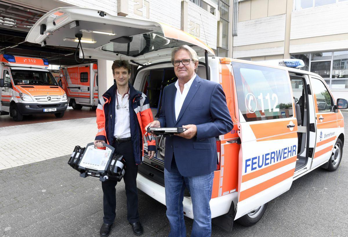 Bremerhaven: Bald nachts zwei Notärzte im Einsatz Das zweite Notarztfahrzeug ist ab Oktober auch nachts im Einsatz. Chefarzt Professor Oliver Radke (links) und Feuerwehr-Dezernent Jörn Hoffmann haben einen neuen Vertrag vereinbart.