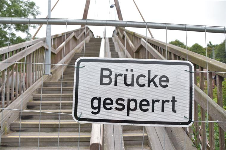 Dass der Bauhof die Brücke am ESV-Heim in Nordenham mit Bauzäunen und Schildern gesperrt hatte, hielt einige nicht davon ab, trotzdem drüber zu laufen.