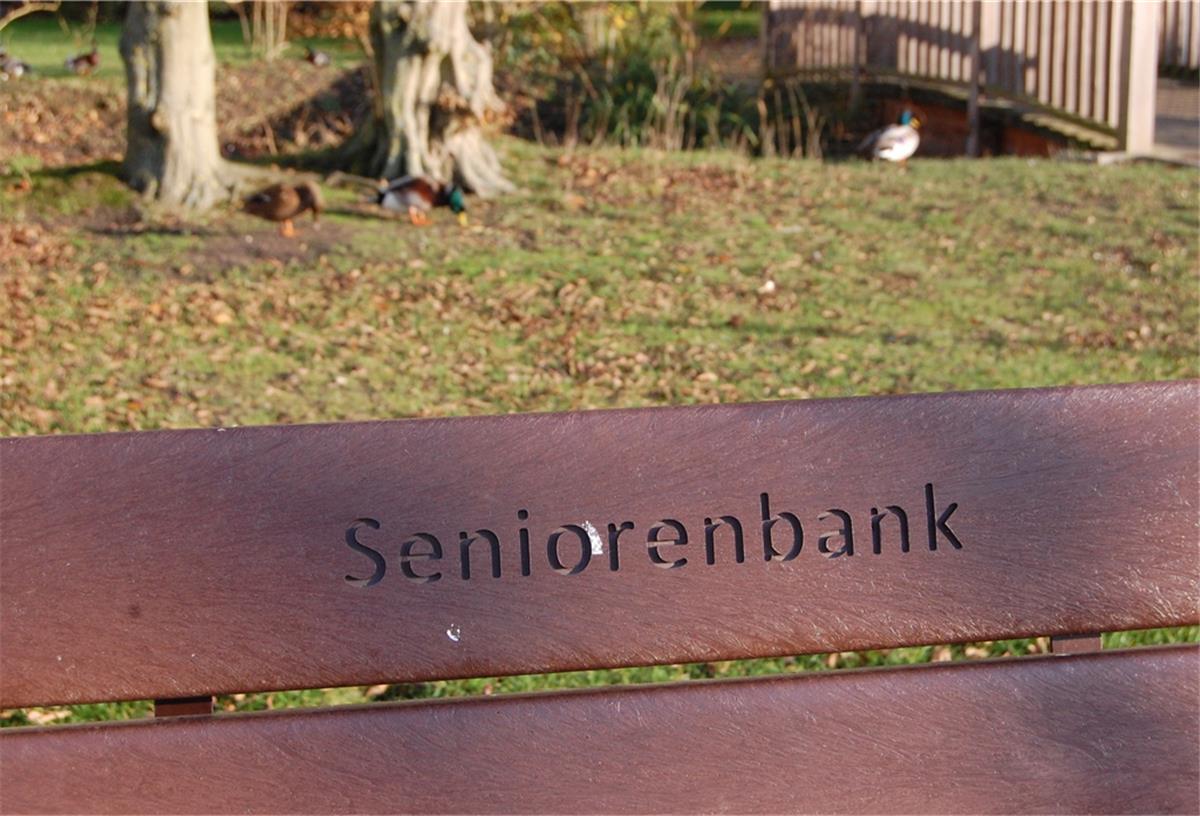 Dass der Platz für alle Generationen gedacht ist, macht die Gravur auf dieser Sitzbank deutlich.