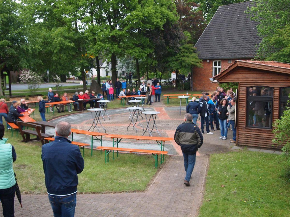 Dass die Glinstedter wie hier nach Abschluss einer 72-Stunden-Aktion der Landjugend einfach so zusammen kommen, ist selten geworden. Der Dorftreff soll dies ändern.