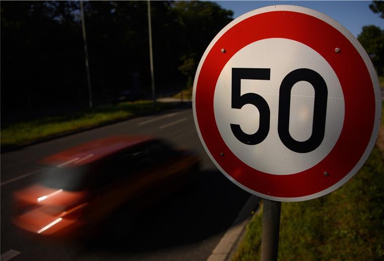 Ein Verkehrsschild mit der Geschwindigkeitsbegrenzung 50 km/h