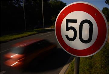 Ein Verkehrsschild mit der Geschwindigkeitsbegrenzung 50 km/h