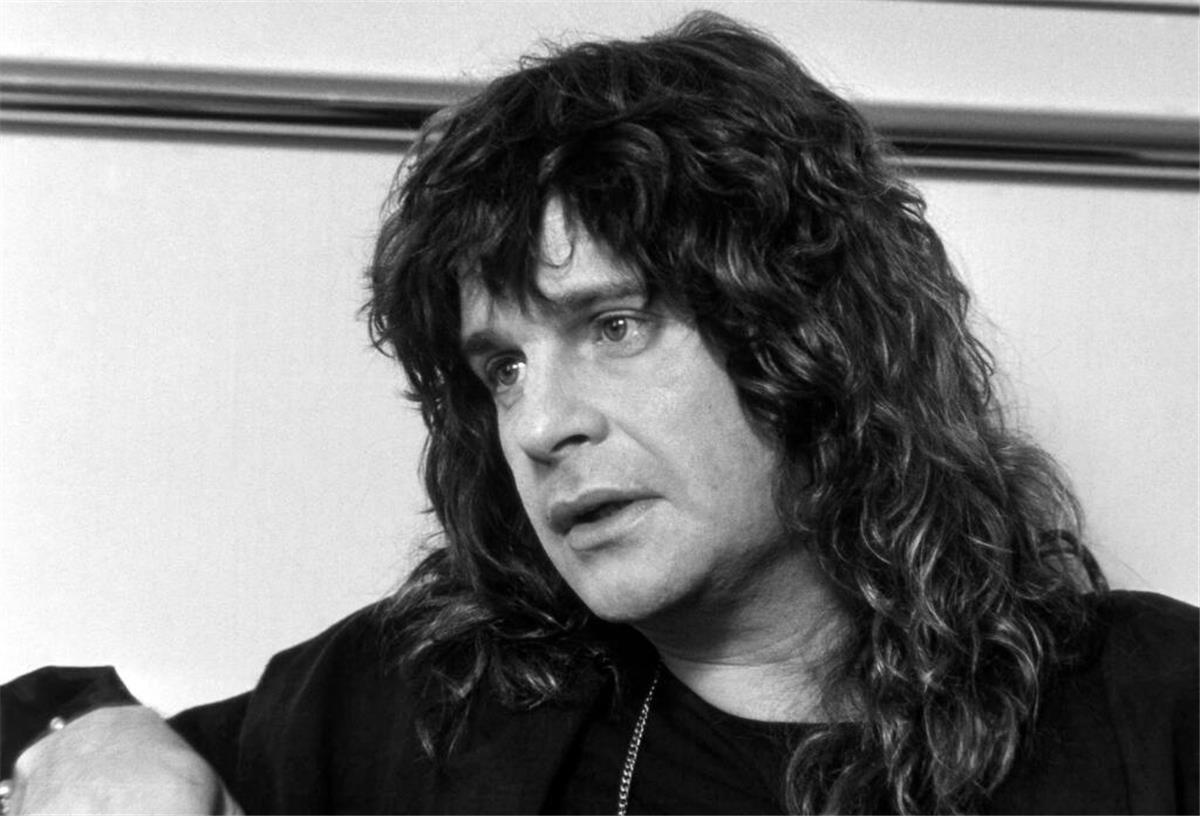 „Prince Of Darkness“: Ozzy Osbourne ist tot Dass er einer Fledermaus auf der Bühne den Kopf abgebissen hatte, brachte ihm endgültig den Ruf eines Satanisten ein. Ozzy Osbourne beteuerte, damit nichts zu tun zu haben. Er hielt das Tier für eine Attrappe.