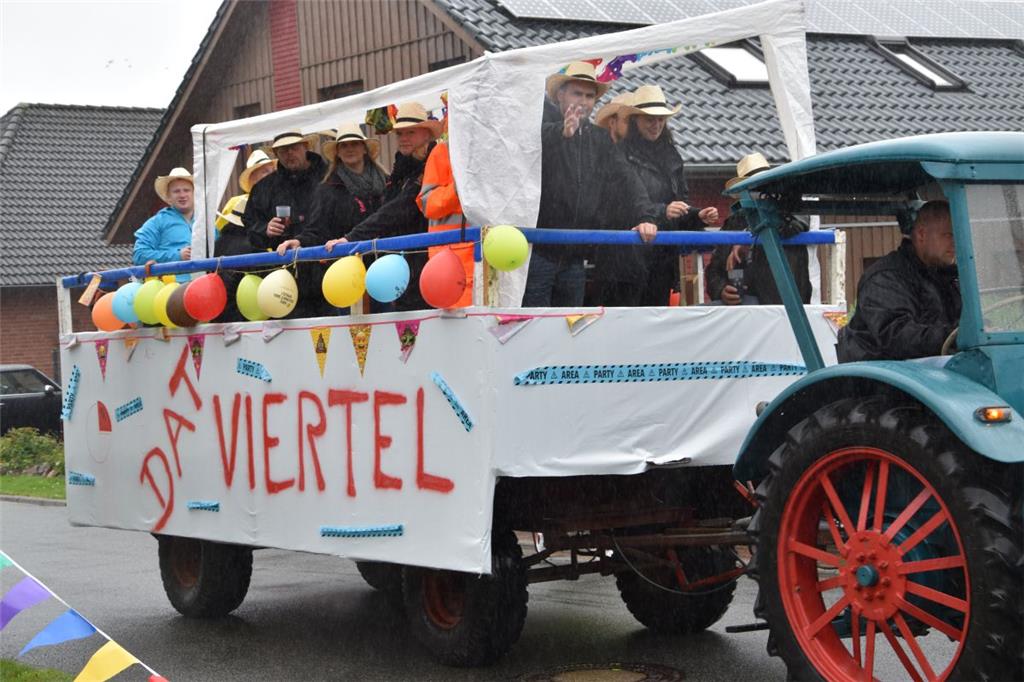 Dat Viertel: Nicht nur Vereine, auch Nachbarschaftsgruppen nahmen am Umzug teil.